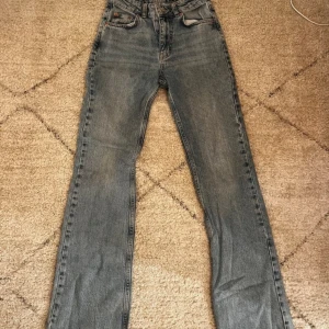 Ljusblåa jeans från från Gina Tricot - Snygga ljusblåa jeans från Gina Tricot med en klassisk straight passform. De har en fransig kant vid bensluten som ger en trendig touch. Perfekta för en avslappnad stil. Storlek Xs. 