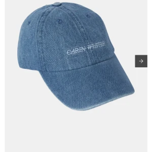 Blå jeanskeps från Carin Wester - Snygg blå jeanskeps från Carin Wester med justerbart spänne baktill. Perfekt för en avslappnad stil med broderad logga framtill. Endast använd en gång, nyskick💓
