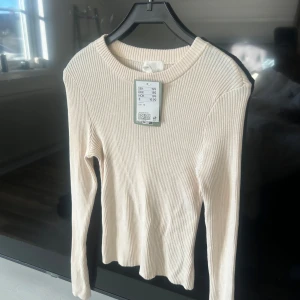 Beige ribbad tröja - Beige ribbad tröja från H&M aldrig använd ! 