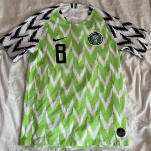 FotbollsTröja från VM 2018 - Säljer en grön och vit fotbollströja från Nigeria som var med i VM 2018. Slutsåld överallt så pass på! 💚⚽