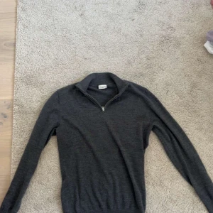 Mörkgrå John Henric halv zip  - Grå  John Henric half zip i 100 % merino ull. Ny skick och endast använd ett par gånger. Nypris ligger runt 1200. Pris kan diskuteras vid snabb affär. Hor av er vid frågor eller funderingar 