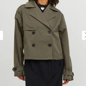  Trenchcoat - mörkgrön trenchcoat i stl S!! Med prislapp och postar direkt den blir köpt!