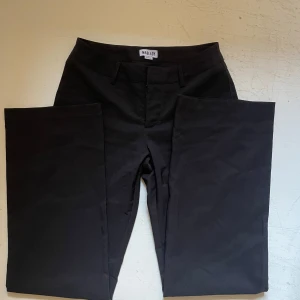 Lågmidjade kostymbyxor - Lågmidjade raka kostymbyxor från Madlady. Endast använda ca 2 ggr! Storlek 34/regular. Passar någon i längd mellan 165-173 cm. Original pris 649!