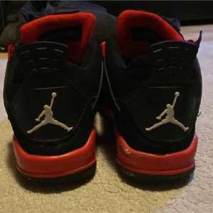 Jordans 4 - Säljer mina super fina Jordans 4 i färgen red hunter, super sköna, liten defekt på ena skon på baksidan inget som syns, box med följer 