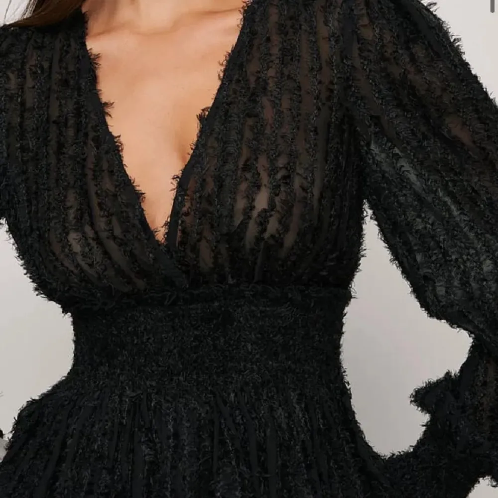 Säljer en populär elegant svart blus med en unik textur och transparent design. Blusen har långa ärmar och en djup v-ringning. Köpt för 449 Aldrig använd bara prövad. . Puserot.
