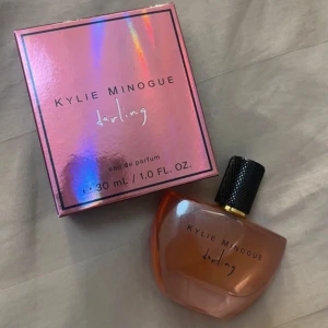 Kylie Minogue Darling Eau de Parfum - Kylie Minogue Darling Eau de Parfum i en elegant rosa flaska med svart kork. Innehåller 30 ml av en riktigt härlig doft, Parfymen är aldrig använd så i nytt skick 