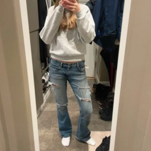 Low waist jeans Diesel - Säljer ett par snygga Low waist blå jeans från Diesel med slitna detaljer och bootcut-stil. Jag är 168 cm. Midjemåttet är 40 cm rakt över, innerbenslängd 78 cm. Skriv för fler frågor💗 de bara att trycka på köp💞