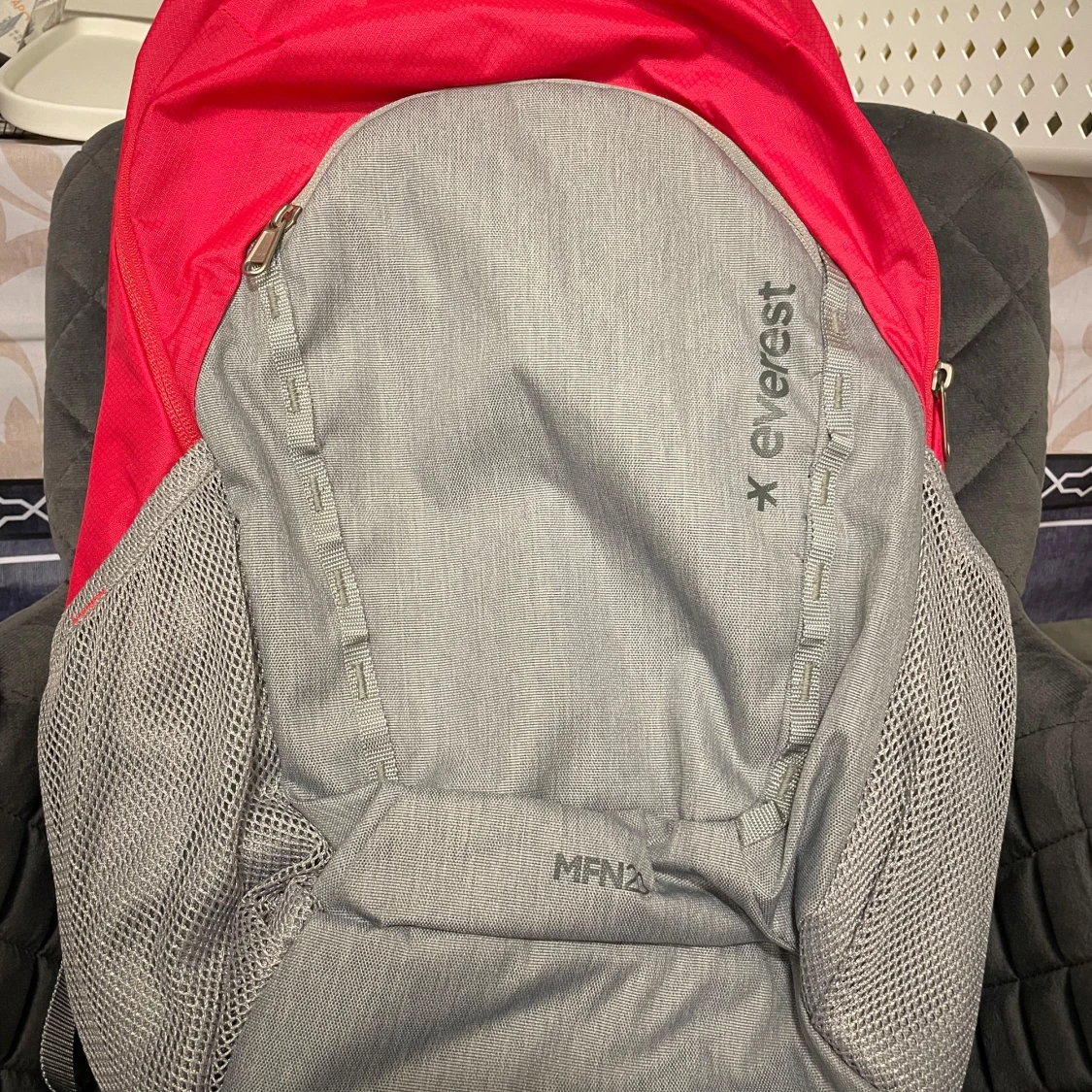 Grå och röd ryggsäck från Everest