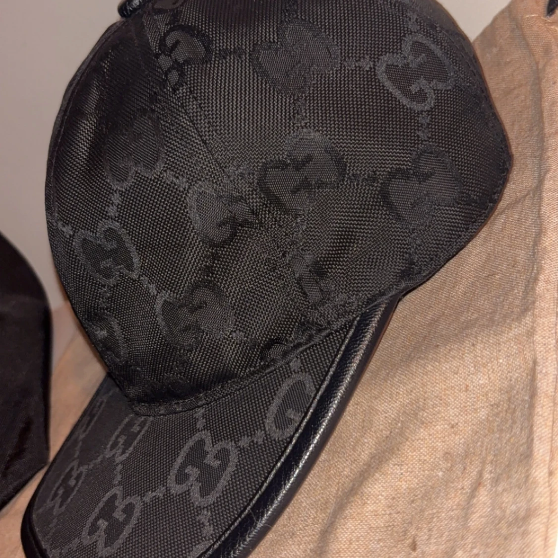 Svart keps med mönster - 1