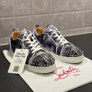 Christian Louboutin Junior Spikes - Unika Christian Louboutin i nyskick, skorna har endast blivit testburna. Storleken är 43 och är auktoriserade av Vestiaire Collective. Kvitto från Vestiaire finns.