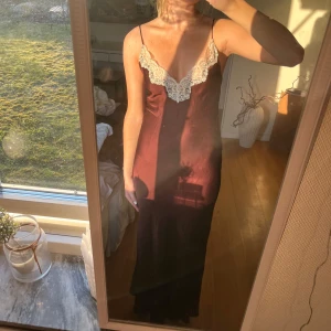 Vinröd klänning med spetsdetaljer - Vinröd långklänning från Zara, så fin!! ❤️