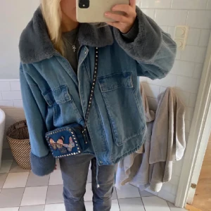 Jeansjacka med päls - Jättefin storlek XS/S💙💙💙finns ej att köpa längre!