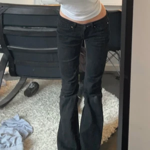 Svarta bootcut jeans  - Snygga svarta bootcut jeans med låg midja. Perfekta för en stilren look. De har en klassisk design med fyra fickor och knappgylf. Fler bilder och mått kan skickas bara att höra av sig billigare pris vid snabb affär