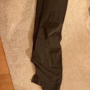 Bruna chinos från A Day's March - Snygga bruna chinos från A Day's March. Perfekta för en stilren look med normal passform och midwaist. Tillverkade i ett bekvämt bomullsmaterial.