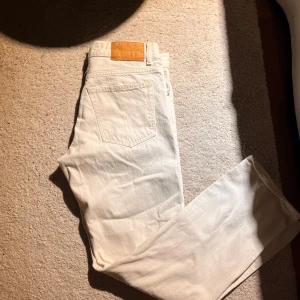 Vita jeansbyxor från tiger of sweden - Snygga vita jeansbyxor från tiger of sweden , model Marty. Perfekta för en stilren look. De har en rak passform och är tillverkade i ett slitstarkt material. Nypris 1700kr. Priset går att diskutera 