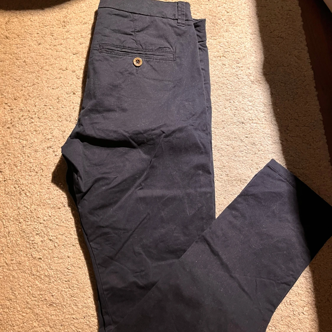 Mörkblåa chinos från Hampton Republic - 1