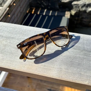 Rayban Boyfriend 4147 - Säljer nu mina överfeta Rayban Boyfriend solglasögon. Storlek 56 som är den populäraste storleken och sitter perfekt! Har några repor men ingenting man tänker på vid användning (se sista bilden). Hör av er vid frågor!
