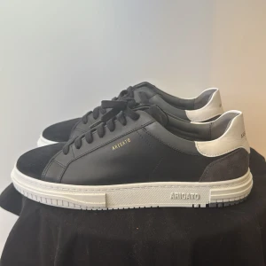 Svarta sneakers från Axel Arigato - Snygga svarta sneakers från Axel Arigato storlek 43,. Aldrig använda