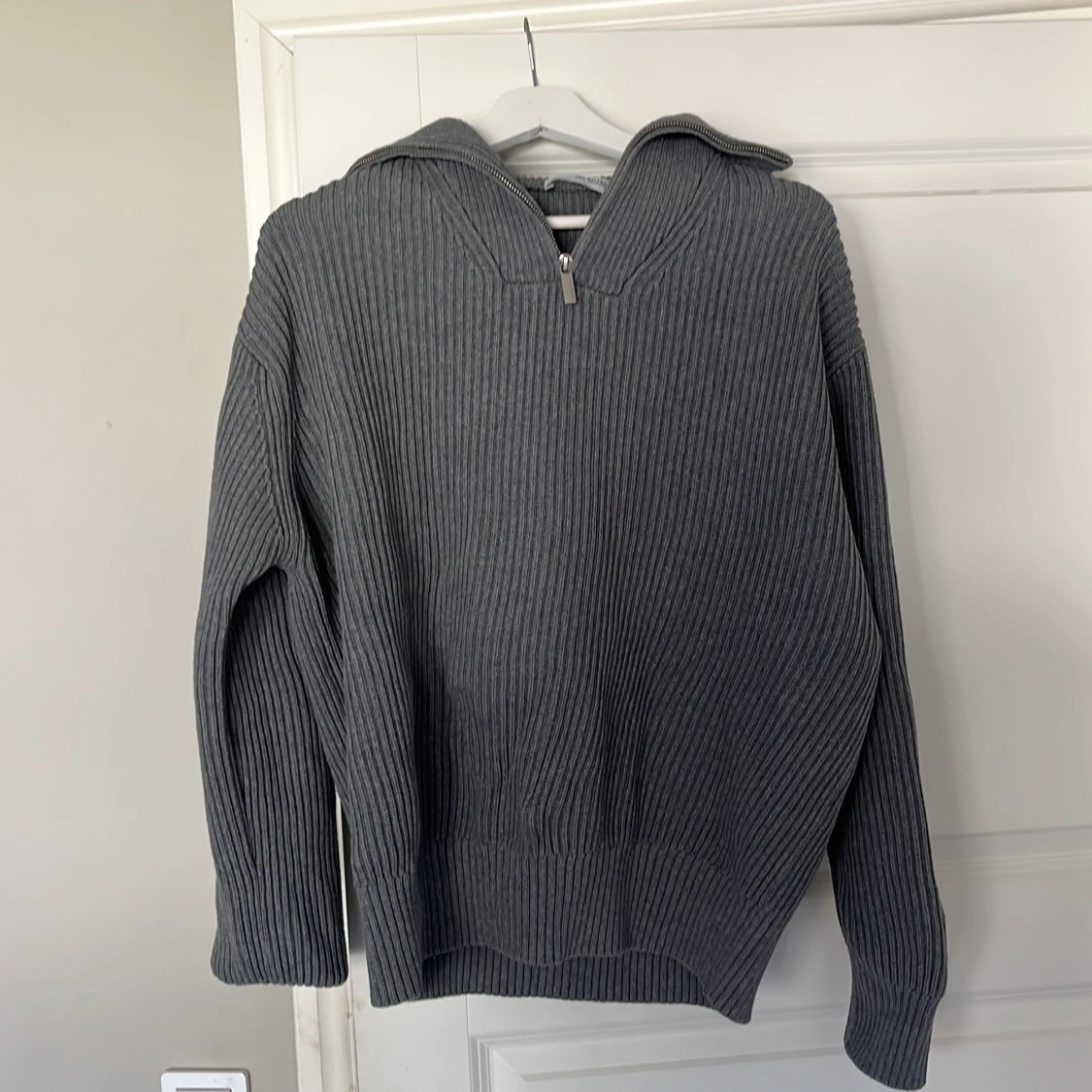 Grå ribbad tröja från Selected Homme