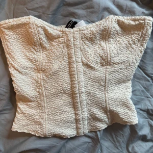 Beige korsett-topp från H&M  - Säljer en beige korsett-topp från H&M. Hör av er vid intresse 🤗 