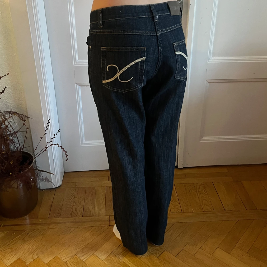 Mörkblå baggy jeans med dekorerade bakfickor - 2