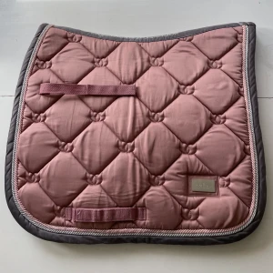 Rosa dressyrschabrak från equestrian Stockholm💕 - Otroligt fint dressyrschabrak från equestrian Stockholm strl cob i färgen pink crystal. Säljer det för 350kr (nypris 999)❤️
