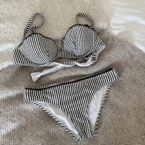 Randig bikini - Älskar modellen på bikinitoppen! Kupan är som en 70c eller 75b, bandet knyts själv så omkrets passar alla💛