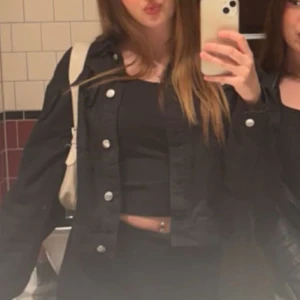 Svart jeansjacka - Snygg svart jeansjacka med knappar framtill i storlek S. Använt 2-3 gånger. Den är i jätte bra skick. ❤️