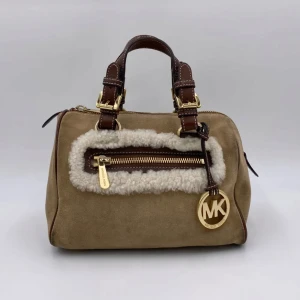 Vintage Michael Kors Handväska  - Snygg beige/brun unik äkta handväska från Michael Kors med bruna handtag och guldfärgade detaljer. Väskan är lite smutsig men det går att fixa, super syngg säljer då den inte kommer till användning mycket bra skick, skriv för fler bilder❤️