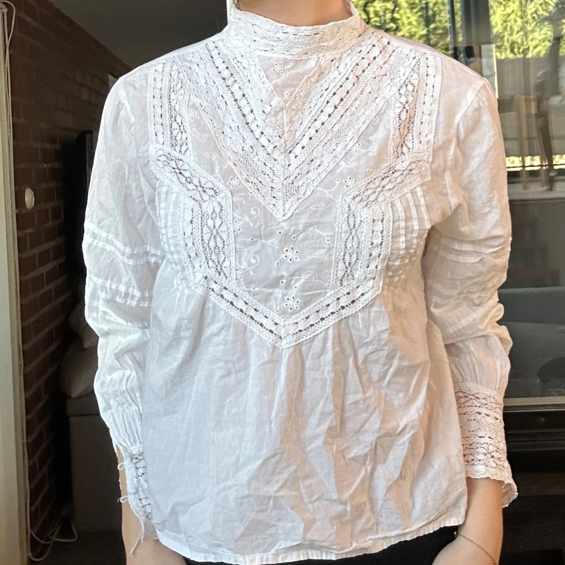 Vit blus med broderi