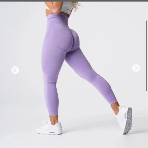 Tränings byxor  - Lila tights från NVGTN med hög midja och tight passform. Köpta för 600 och endast använda 1 gång. 💜