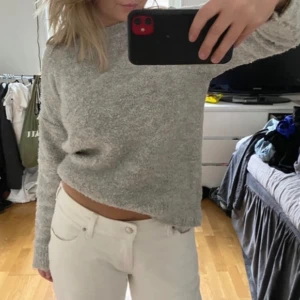 Grå stickad tröja - Grå stickad tröja köpt från Zalando, Storlek XS passar även S. Bra skick men lite nopprig 