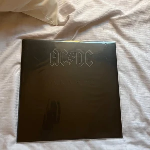 AC/DC - Back in Black Vinyl - Vinylskiva av AC/DC:s album 'Back in Black'. Skivan har inga defekter och priset kan diskuteras!