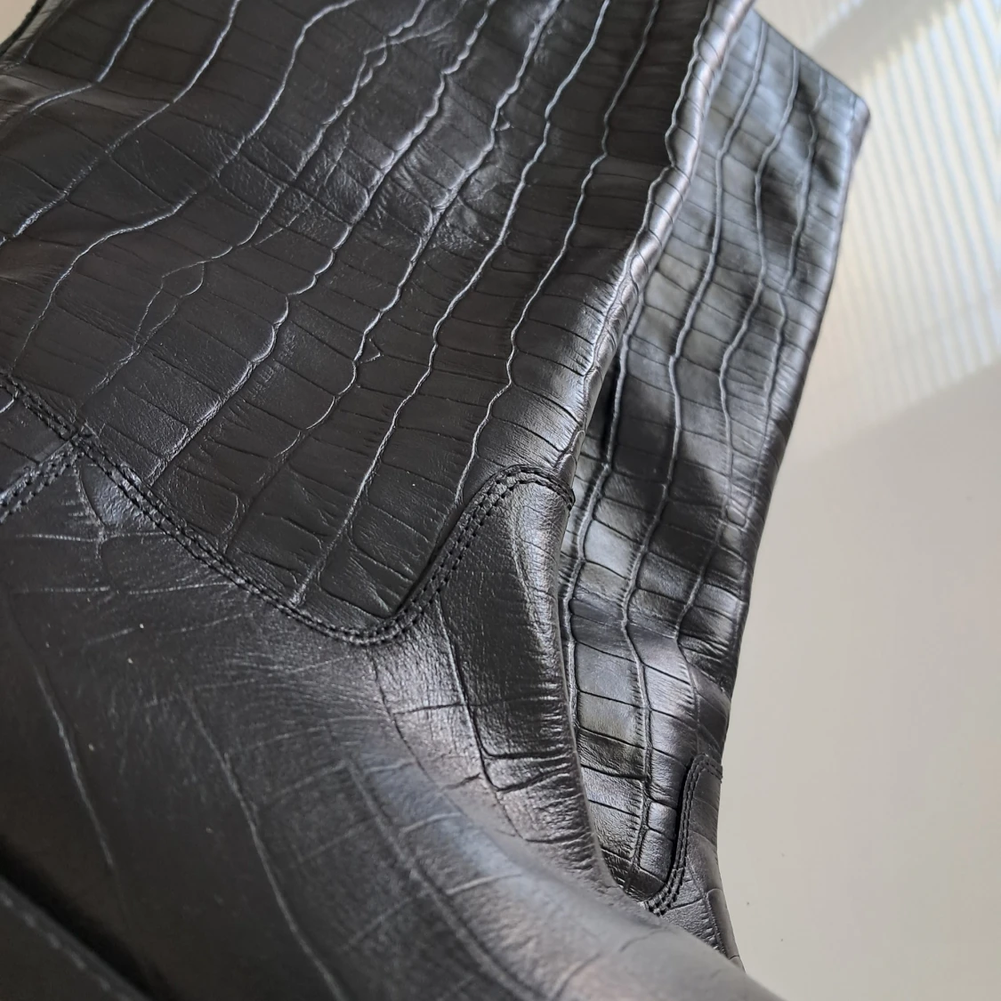 Svarta krokodilpräglade stövlar från Cosmo Paris - 4