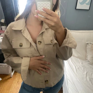 Beige denim jakke med knapper - Kjempefin denim stoff jakke i beige med fine knapper! En av mine favoritt jakker, men har kjøpt en som likner så derfor selger jeg denne. Den er str 164 barnestørrelse. Xxs/xs