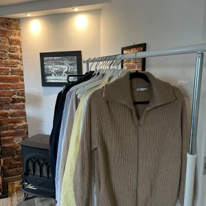 Beige ribbad kofta från Zara - Säljer en snygg beige kofta från Zara med dragkedja och ribbad design. Perfekt för lite kyligare dagar med sin långa ärmar och bekväma passform.  Använt cirka 5 gånger sen jag köpte koftan.