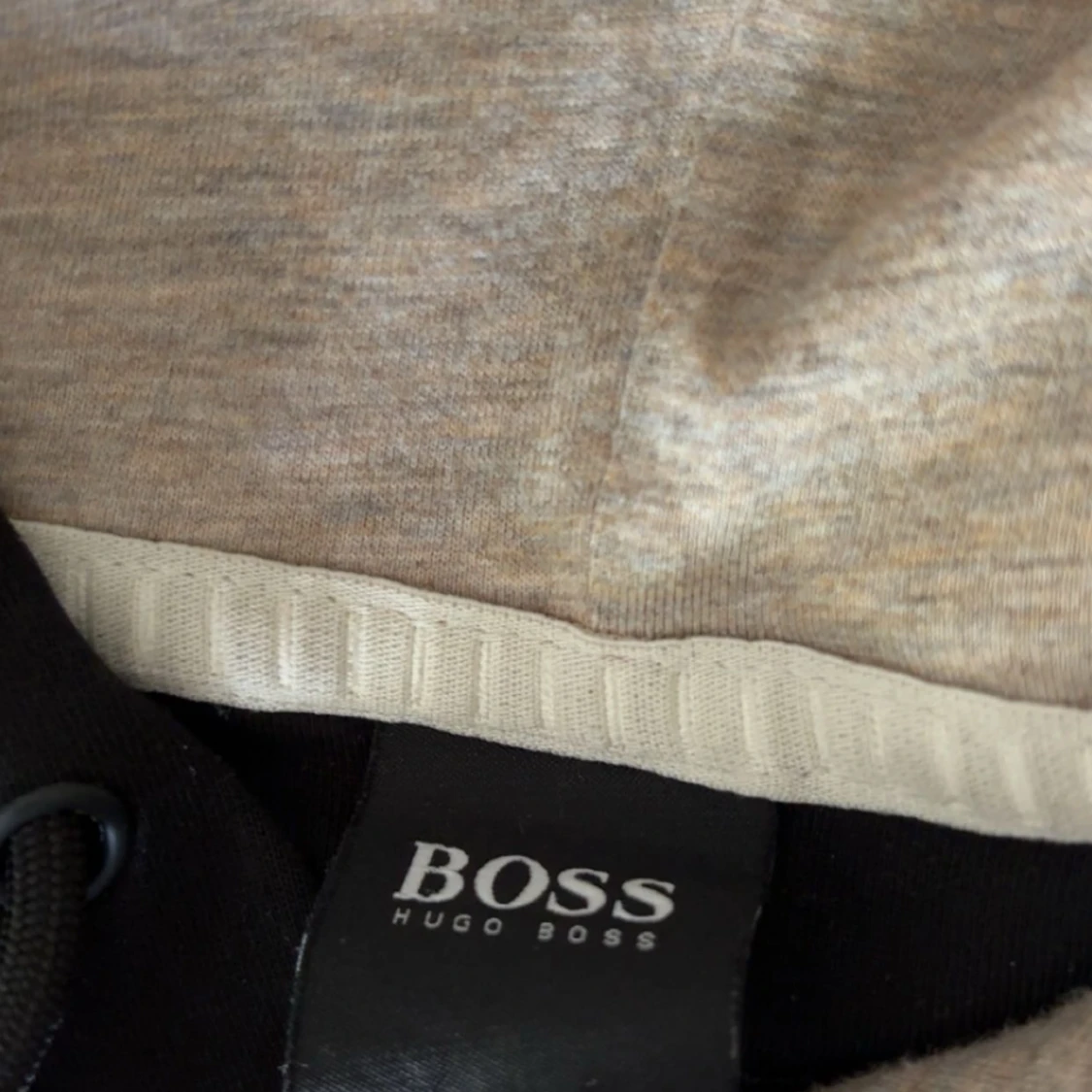 Grå och svart hoodie från Hugo Boss - 2