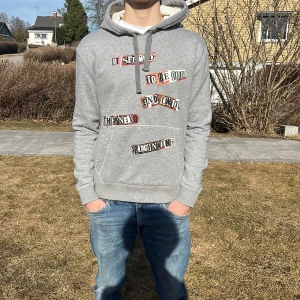 Valentino hoodie - Hej, säljer nu en tvär fet valentino hoodie. Den är i riktigt bra skick och är i storlek m. Killen på bilden är 177cm och väger ca 60kg. Byten kan också vara intressant. Vid frågor och funderingar är det bara att höra av sig.