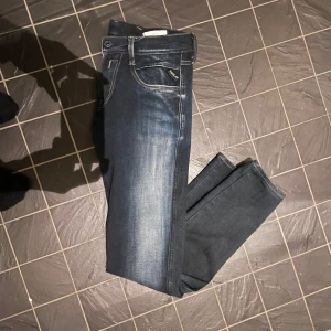 Mörkblå jeans från Replay - Snygga mörkblå Replay Hyperflex Anbass jeans med en modern passform. De har en klassisk femficksdesign och en bekväm stretch som ger bra rörelsefrihet. Perfekta för en stilren look. Nypris 2000kr