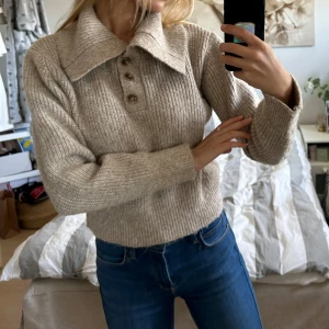 Beige stickad tröja med krage - Säljer en stilren beige stickad tröja med krage och knappar framtill. Super mysig! 🌷