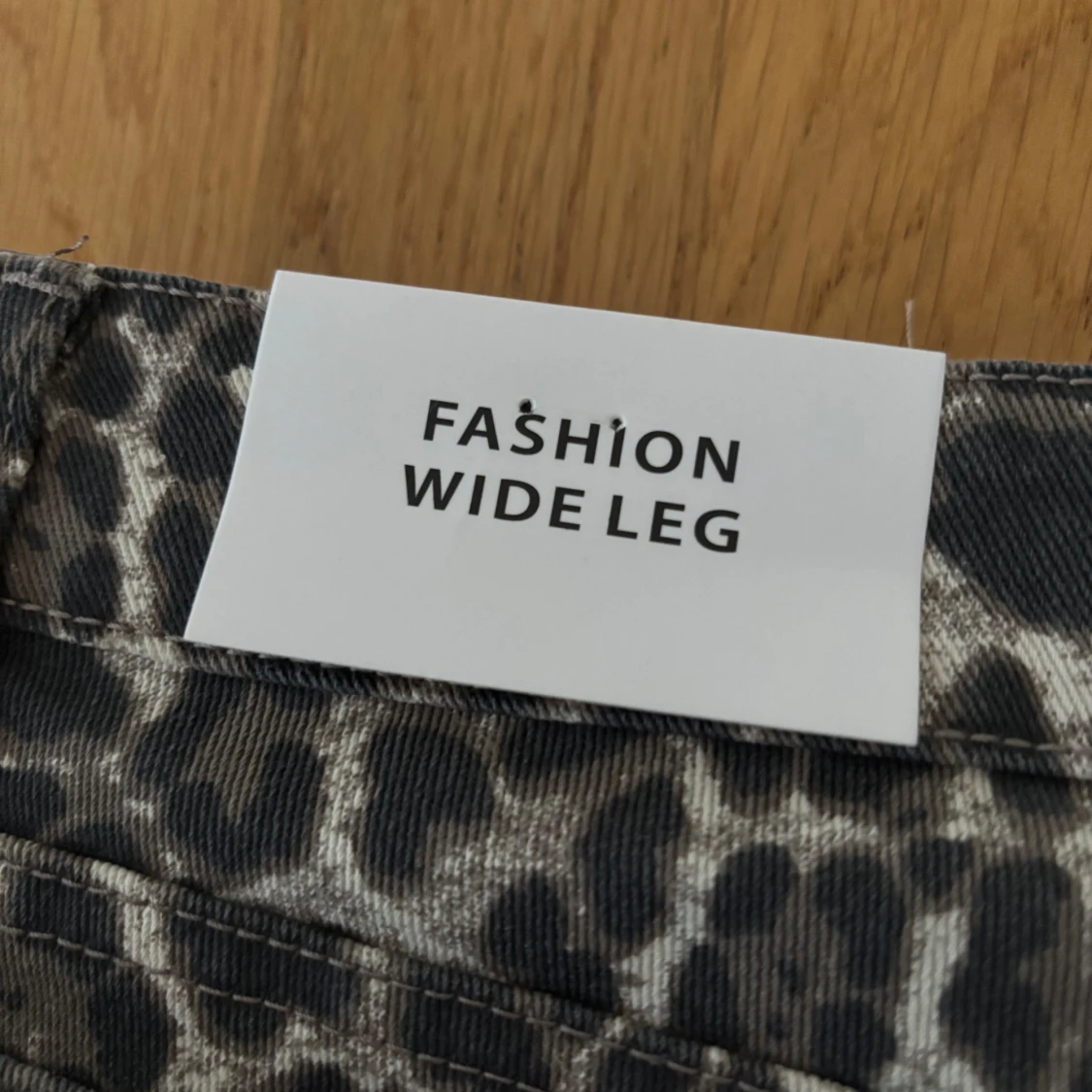 Leopardmönstrade jeansbyxor från Monday Premium - 2