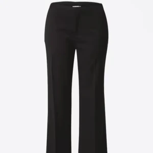 Svarta bootcut kostymbyxor - Snygga svarta kostymbyxor med en klassisk design. Byxorna har bootcut passform och är perfekta för en stilren look. De är tillverkade i ett bekvämt material som ger en elegant känsla.