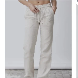 beiga linnebyxor - jättesnygga lågmidjade linnebyxor från skagen clothing. sparsamt använda och jättefint skick! köpta för 800kr. materialet är 100%linne. dena modellen säljs inte längre. säljer även ett par likadana i vitt
