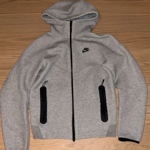 Nike Tech Fleece - Knappt använd skick 9/10 storlek S för mer frågor är det bara att höra av sig. Fast pris