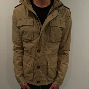 Field jacka  - Hej!  Säljer nu denna sjukt snygga och grischiga filed jackan som är perfekt till våren  Storlek M  Säljs för 399 kr 