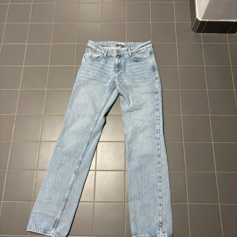 Lågmidjade blåa jeans från Zara i storlek 36. Farkut & Housut.