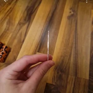 Guldiga creoler med stenar - Säljer ett par eleganta guldiga creoler med glittrande stenar längs kanten. Perfekta för att ge en extra touch av glamour till din outfit. De är lätta och bekväma att bära hela dagen.