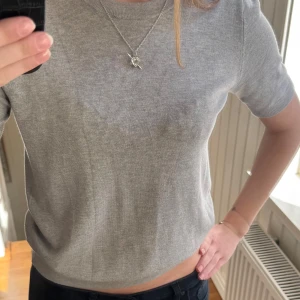 Zara trekvartsärmad tröja  - Grå trekvartsärmad tröja från Zara. Storlek S.