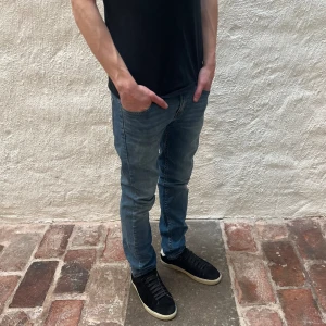 Levis 511 - Levi’s jeans 511 i färgen blå. Storlek 28/32 och modellen på bilden är 178 cm. Fint skick, nypris 1099, köp för endast 299kr.  Fast pris gäller🤝 