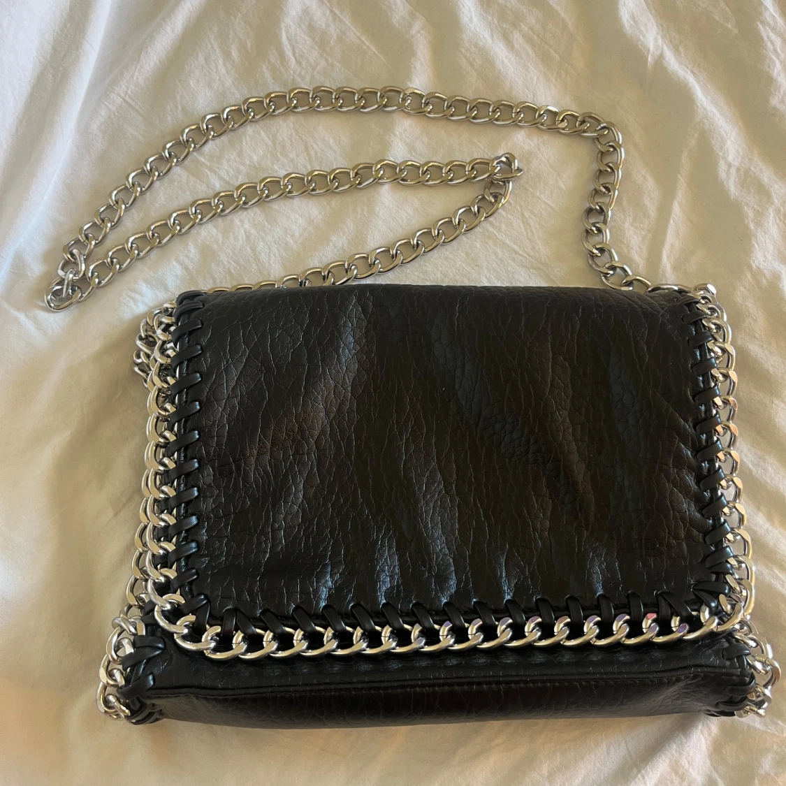 Svart axelväska med kedja från Tiamo
